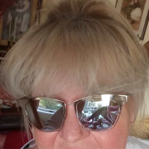 Beautiful T.B. Mirrored Sunglasses & Case - Picture 7 of 16